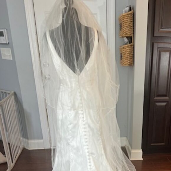 NWT Ivory Cathedral Veil w/ rhinestones main image 10